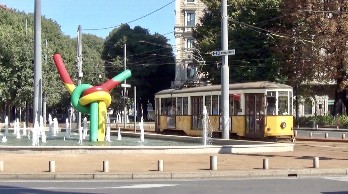 Piazzale Cadorna. Памятник нитке и гонке. На фото узелок из нитки и старый желтый миланский трамвай 