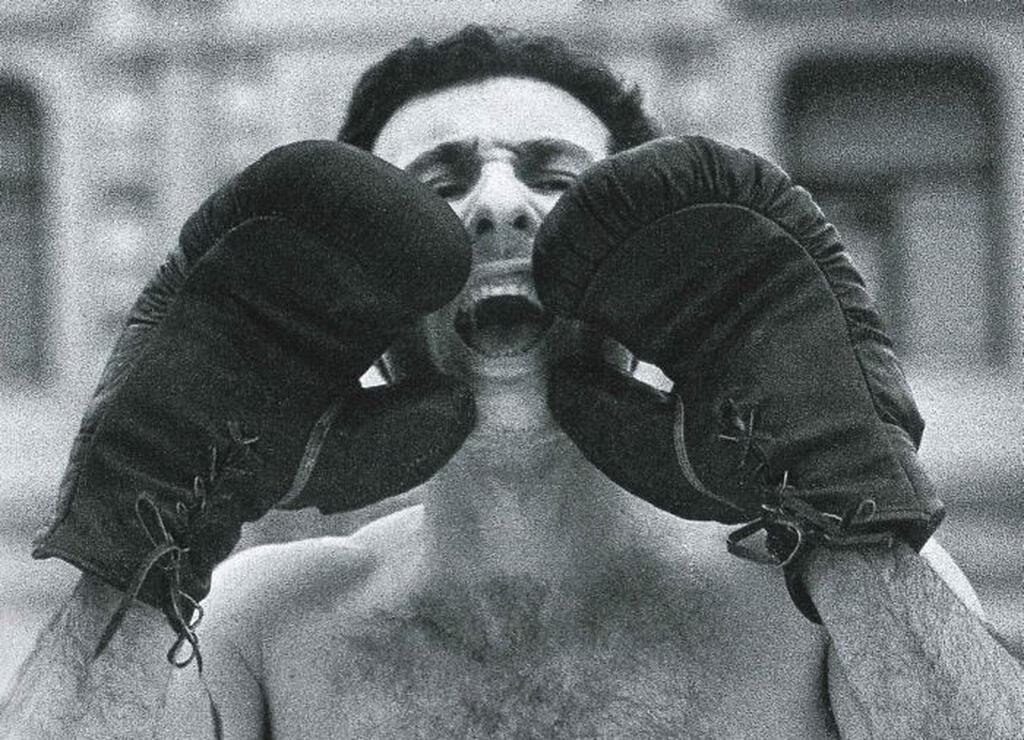 Александр Бренер, акция "Первая перчатка"  
Источник фото: artguide.com