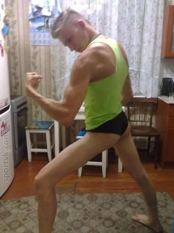 Если занимаетесь в тренажёрке, то не пропускайте ноги (приседания со штангой, выпады, жимы в наклоне). Во-первых, это самые большие мышцы, которые в процессе работы сжигают больше всего калорий. Во-вторых, держите в голове образ гиганта на глиняных ногах. Выглядит смешно.