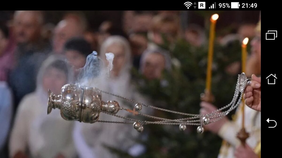 фото Священник выходит из алтаря: кадит ладаном весь храм