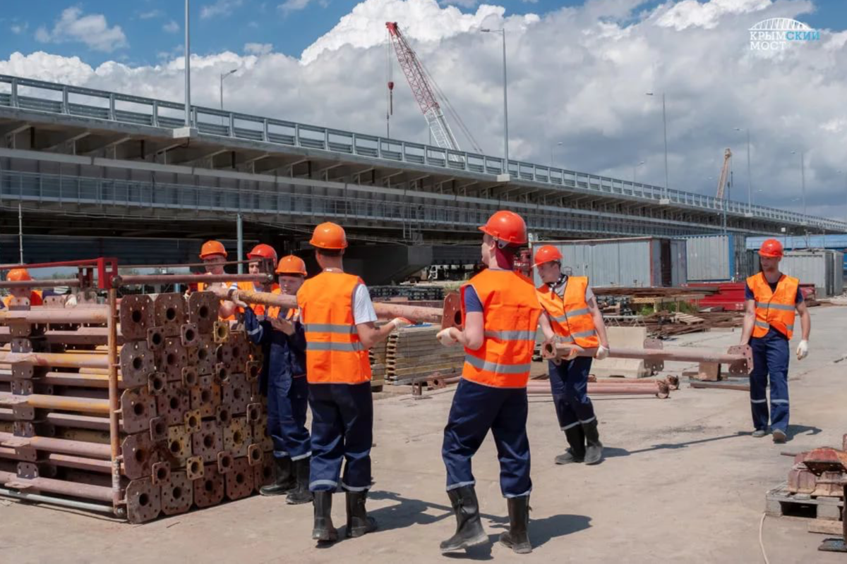 Дворник уборщик территории. Разнорабочий в крыму. Практика на стройке. Арматурщик. Рабочие профессии.