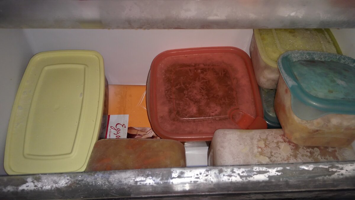 Контейнеры в нижнем ящике морозилки (некоторые я уже съел на момент фото)