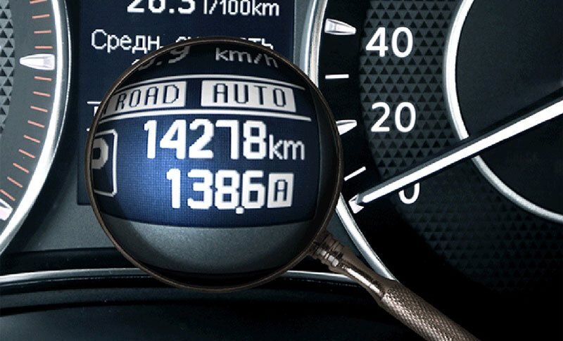 В одних моделях авто данные одометра изменяют только после снятия приборной панели. Нужно разбирать электронные блоки и подключать к ним специальный прибор — программатор. В других моделях не требуется даже снимать приборную панель, достаточно подключить к диагностическому разъему компьютер и отмотать цифры спидометра. Процедура занимает несколько минут. Умельцы научились впаивать специальную микросхему, которая сбрасывает суточный километраж нажатием кнопки хоть каждый день.