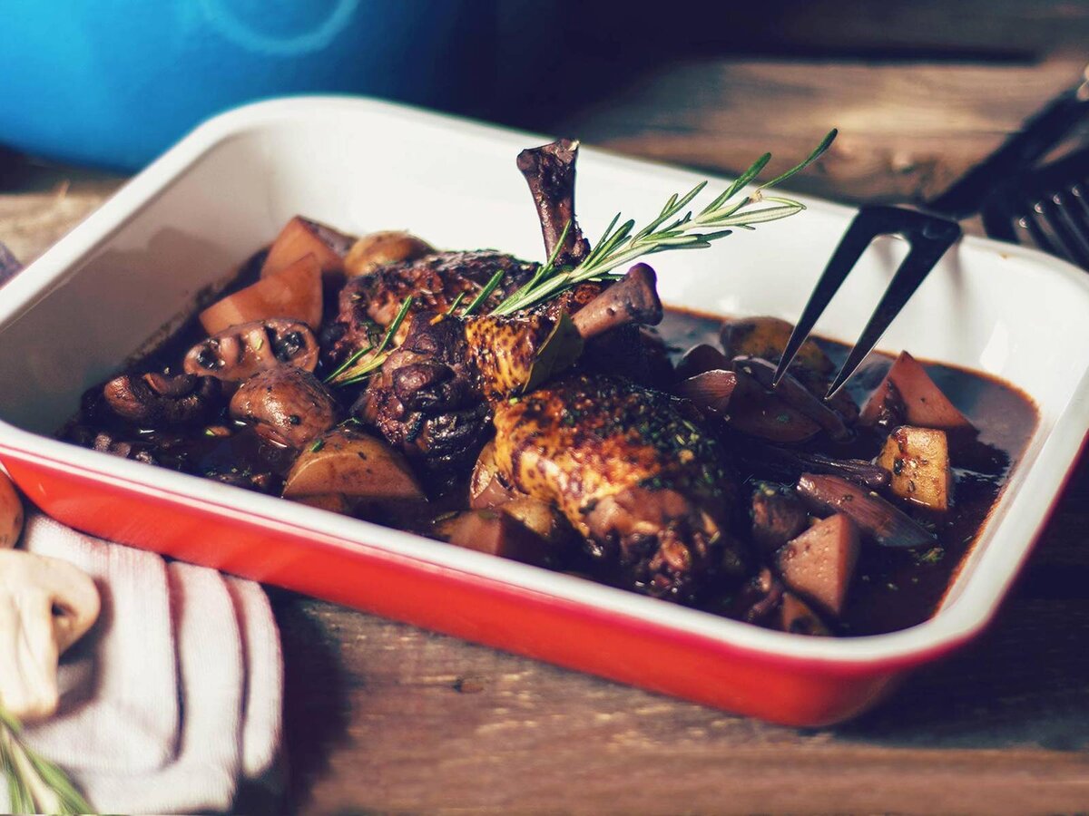 Классическое французское блюдо Coq au vin | vix.ru | Дзен