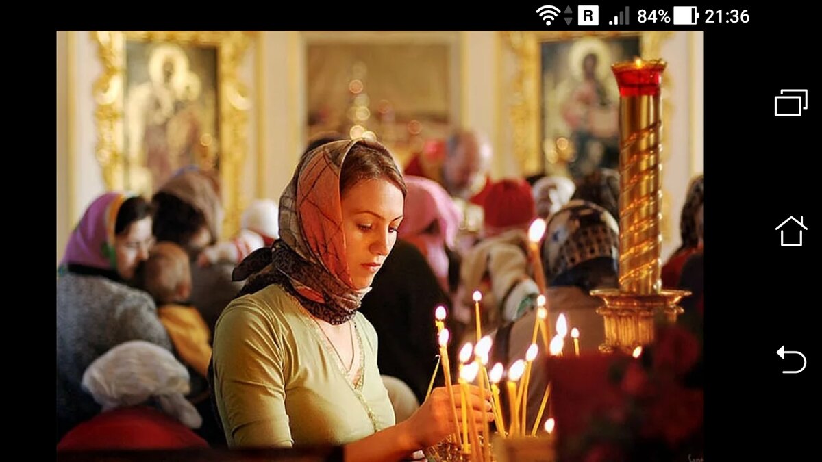 фото Платок и юбку обязана носить женщина в соборном храме