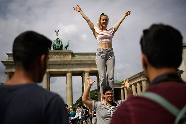 Акробаты на площади в Берлине Фото: Markus Schreiber / AP