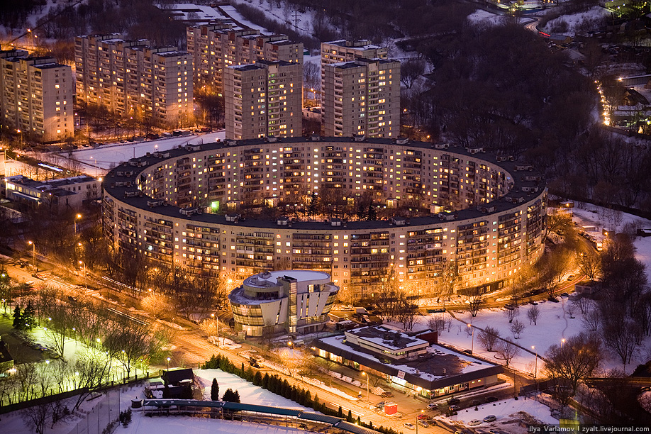 Включи дом москвы. Улица Довженко Москва круглый дом. Круглые дом в Москве на ул. Довженко. Круглый дом Довженко 6. Дом кольцо на улице Довженко.