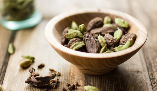 Рецепт № 2. Вам понадобятся: 2-3 чайные ложки молотого кофе, темный шоколад (50 грамм), имбирный порошок (0,5 ч. л.), перец чили (на кончике ножа), щепотка соли, кардамон (0,5 ч. л). Приготовление:  кладем в кофеварку все ингредиенты (кроме шоколада), хорошенечко  перемешиваем, заливаем холодной водой и ставим ее на плиту. Доводим  напиток до кипения, снимаем с огня, наливаем напиток в чашку и добавляем  тертый шоколад.