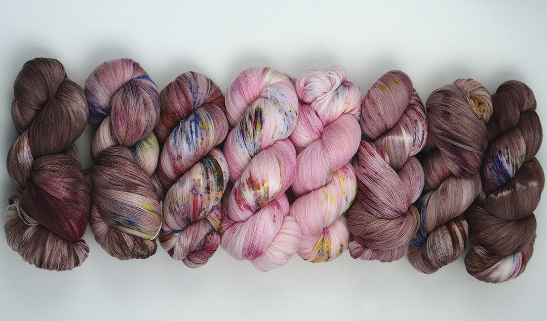 Пряжа одного цвета (бордо), но в разной тональности - безошибочное сочетание.