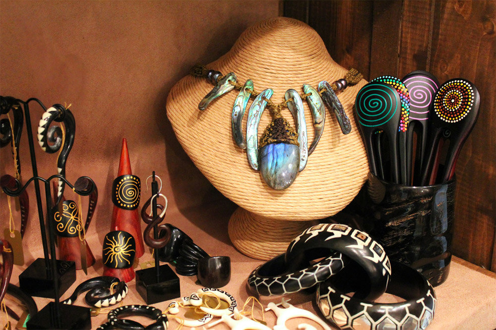 Украшения в африканском стиле. Стильные аксессуары. Украшения советских времен. Мини сумки показы. Редкие аксессуары.