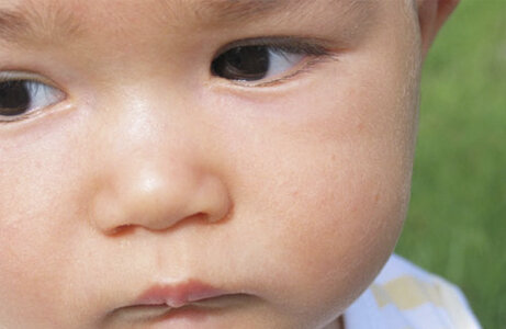 Ребенок не смотрит в глаза, игнорируя просьбу.