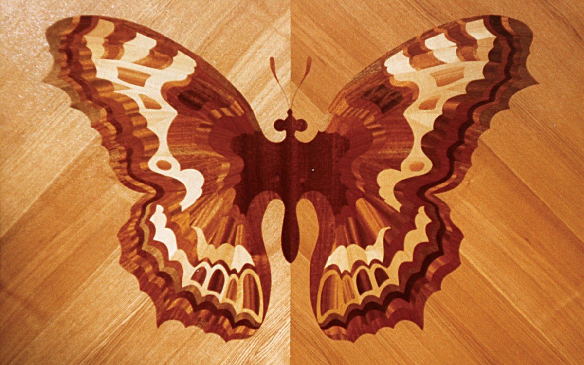 Маркетри-это  мозаика  из  разных  пород  дерева.                                                                                                    Принцип  такой  техники , состоит  в  сборе  тонких  пластин  из  ценных  пород  дерева  в  отдельный  рисунок   и  наклеенного  на  основу.                                                                                                      Техника  маркетри  была  известна  много  веков  назад.  В  России  данное  искусство  появилось  в  18  веке.                                                                                                                                                                                    В  наше время,  техника  деревянной  мозаики,  также  популярна  и  пользуется  спросом.  Маркетри  применяется  не  только  для  изготовления  мебели  высокого  класса,  но  и  для  создания  картин,  панно  и  бытовых  изделий.                                                                                                 Посмотрите,  все   эти   два  панно  и  шкатулка   изготовлены  лично  мной.