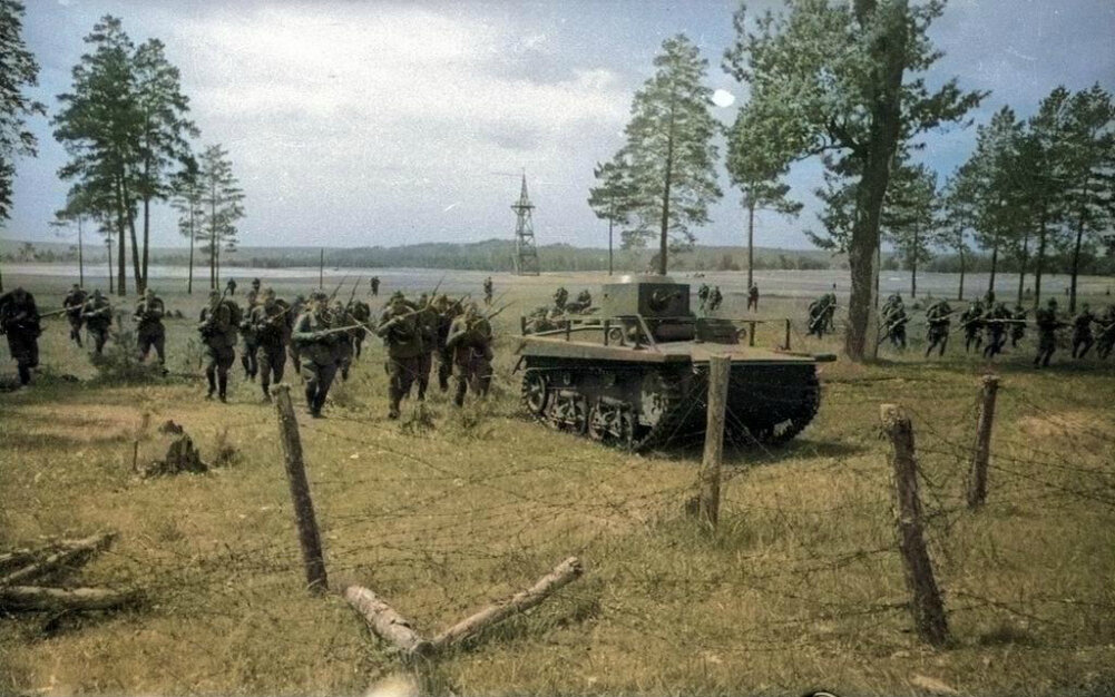 Атака пехоты. Тактические учения в Западном Особом военном округе. Автор: Александр Устинов. 1940 г. Фотография использована в качестве иллюстрации.