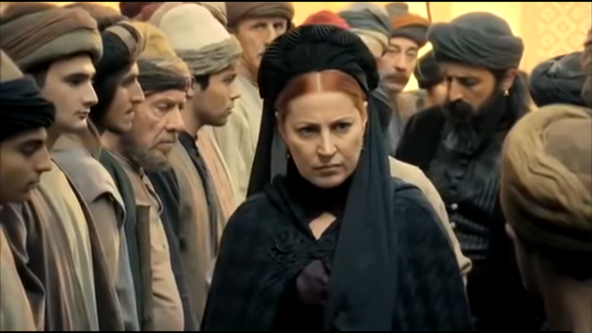 Хюррем-султан проходит через расступившуюся толпу