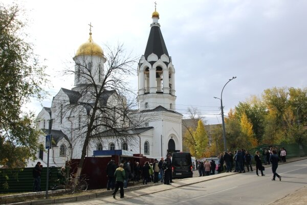 Люди идут в храм на отпевание убитой 9-летней Лизы Киселевой. Филипп Кочетков / РИА Новости 