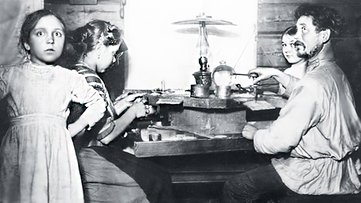 Ювелиры-надомники, семья за работой	