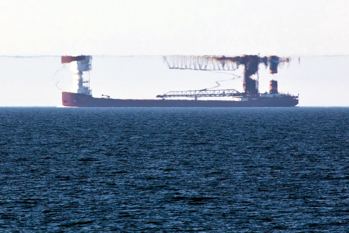 Фата-моргана. Оптическая иллюзия. Похож на кадр из фильма "Начало"