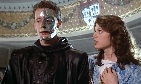 Человек похожий на Юрия Дудя раздаёт билеты на киносеанс в демоническом кинотеатре.