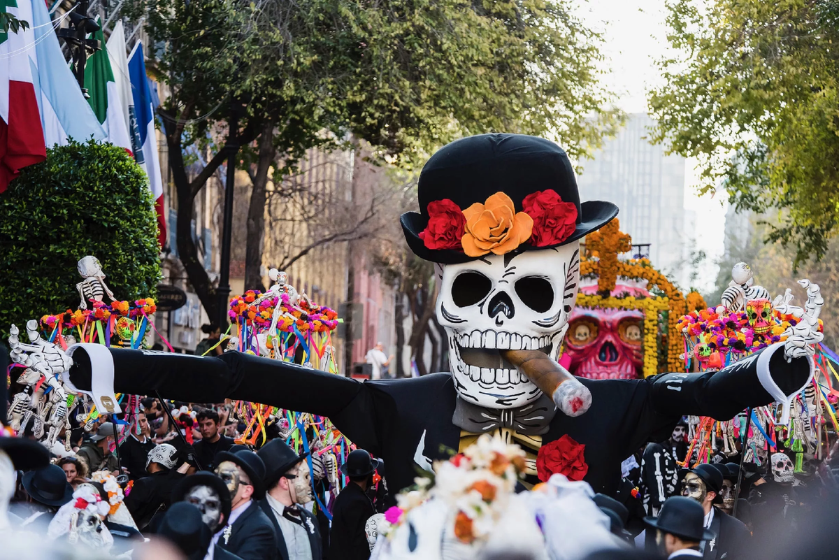 Актуальность дня мертвых. Санта Муэрте Мексика карнавал. Día de los muertos фестиваль. Карнавал мертвых в Мексике. Карнавал в Мексике день мертвых.