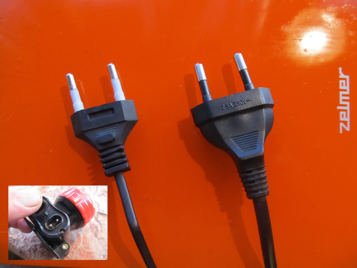 Провод зарядки фонарика.