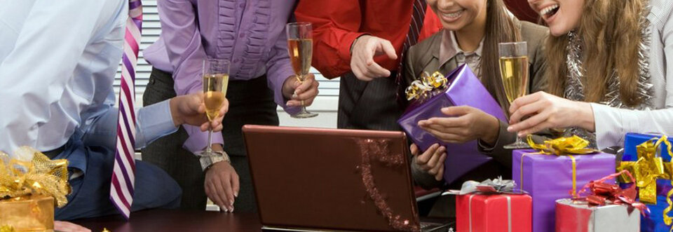 На работе мы проводим значительную часть времени, поэтому радовать коллег новогодним подарками стало обыденным мероприятием