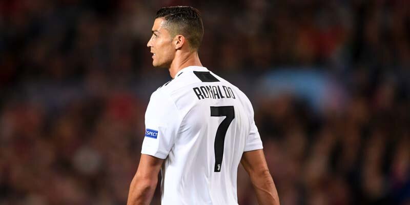 Реал Мадрид рассматривает вопрос о возвращении нападающего "Ювентуса" Криштиану Роналду. По данным The Athletic, клуб готов заплатить 60 миллионов евро, чтобы вернуть португальского игрока и двух игроков: Джеймса Родригеса и Винисиуса. Ранее источник сообщил, что Унай Эмерини знал об уходе Арсенала