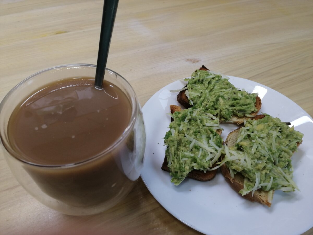Кофе с молоком и 2кус.сахара и бутерброды с авокадо и сыра чуть