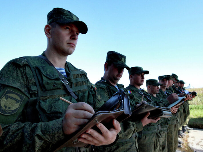 Российские солдаты и офицеры в наши дни. Военнослужащие. Солдат Российской армии. Офицеры на учениях. Военный командир.