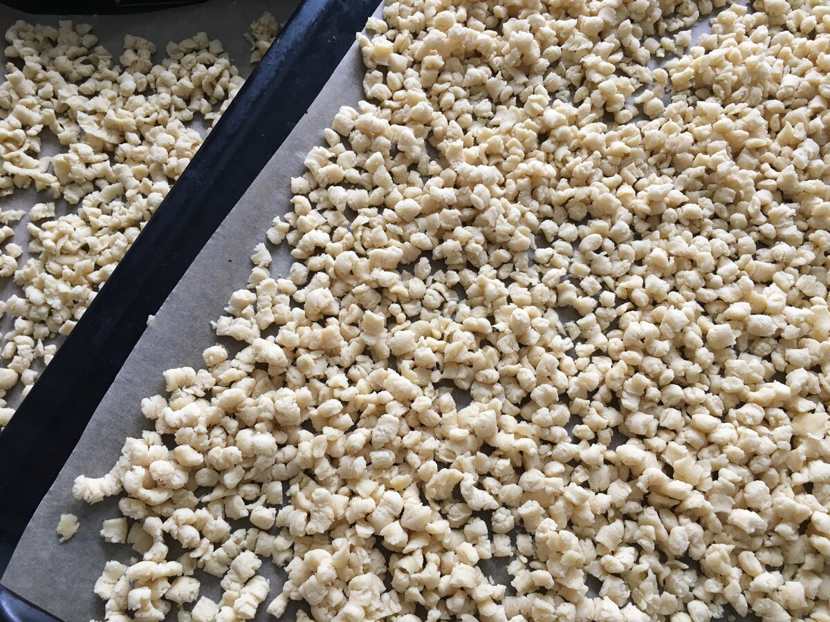 У меня получилось 2 противня с тестом, я выпекала их одновременно на разных уровнях.