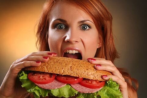 Есть очень большой перечень причин по которым случаются срывы. Но сегодня хочу поделиться главной - отсутствие режима питания. 

Когда мы не успеваем или ленимся приготовить себе нормальную еду, то начинаем перекусывать и кусочничать. 

Не малую часть имеет и эмоциональный голод. От нервов и стресса, часто бывает начинаю судорожно поедать еду. В такие моменты очень тяжело остановиться и подумать, зачем я это ем. 
