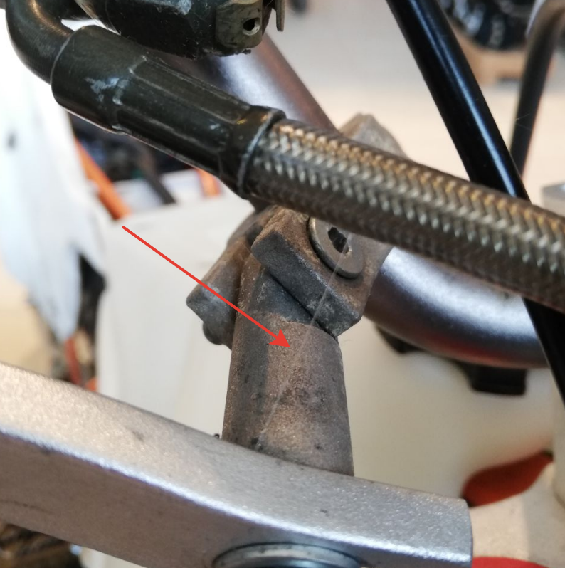 При нажиме на рычаг тормоза гидравлическая жидкость вытекает в виде еле заметной струйки )