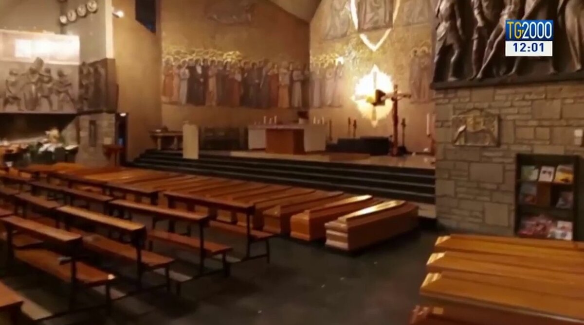 Италия,Бергамо,гробы с трупами..