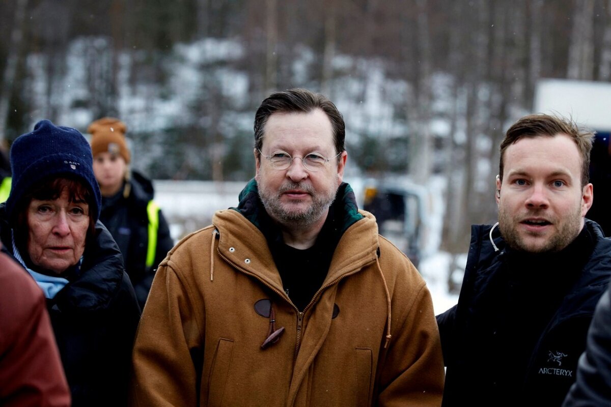 "Я Ларс Фон Триер, желаю вам приятного вечера, впереди нас ждёт встреча как с божественным, так и с дьявольским". 