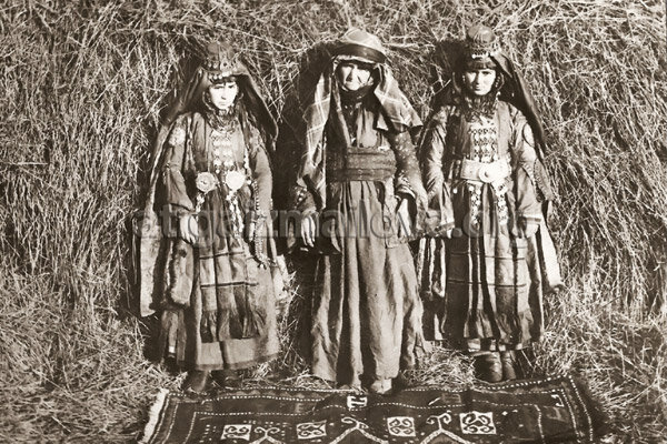 Азербайджанки из Борчалы в украшениях и шёлковых одеждах. XIX век / ru.wikipedia.org