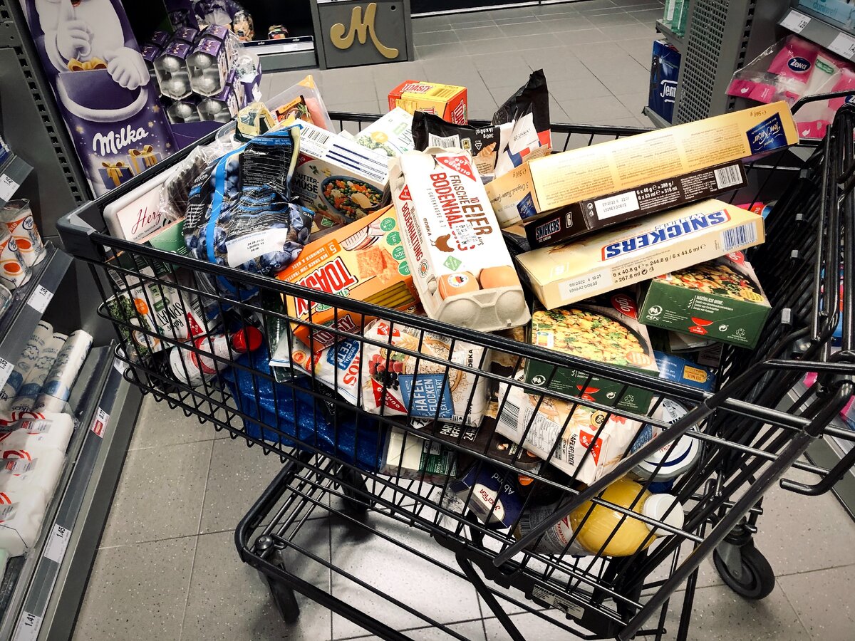 Конечно, все овощи оказались внизу тележки и потому мы выглядим тут как тинеэйджеры в отрыве :D