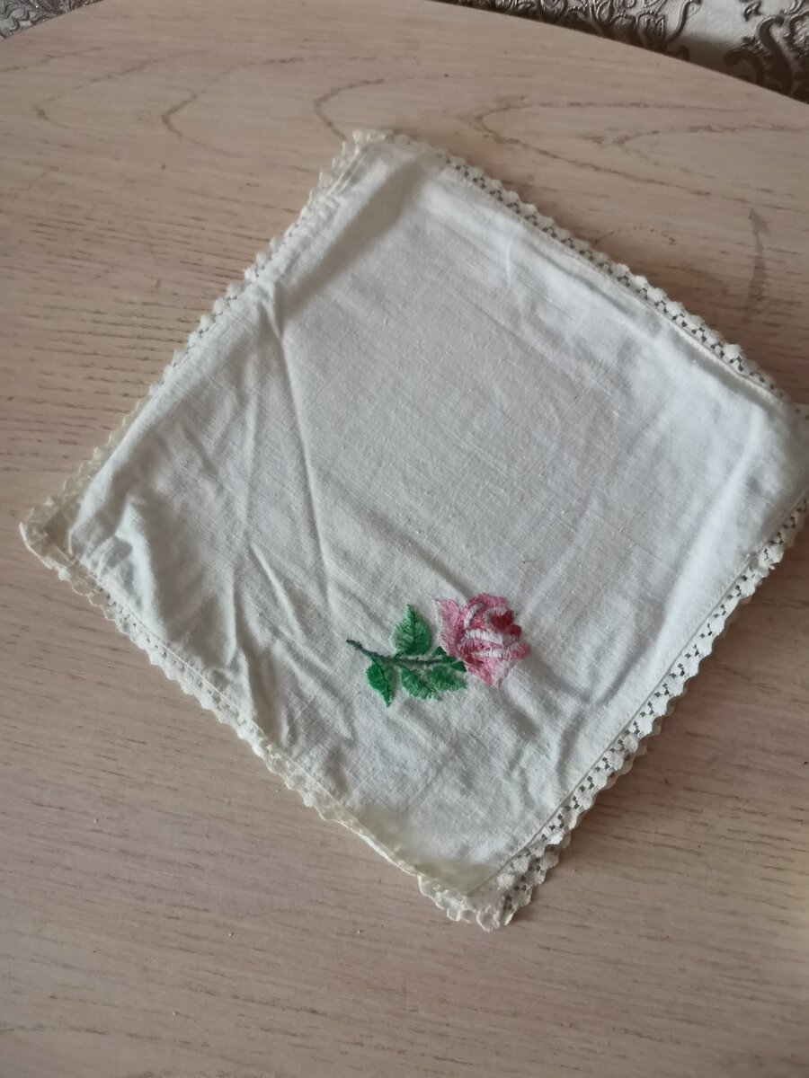 Салфетки в специальном конвертике. Всё пожелтело от времени.