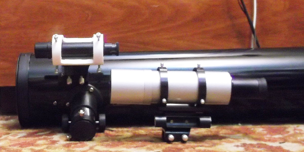 Слева вверху - штатный искатель, крепление сделано из стандартной металлической стойки и обрезка пластиковой водопроводной трубы. Концы регулировочных винтов закруглены. Спереди по центру - мощный 9-кратный искатель, под ним на стойке укреплен простой визир из куска пластмассовой трубки.