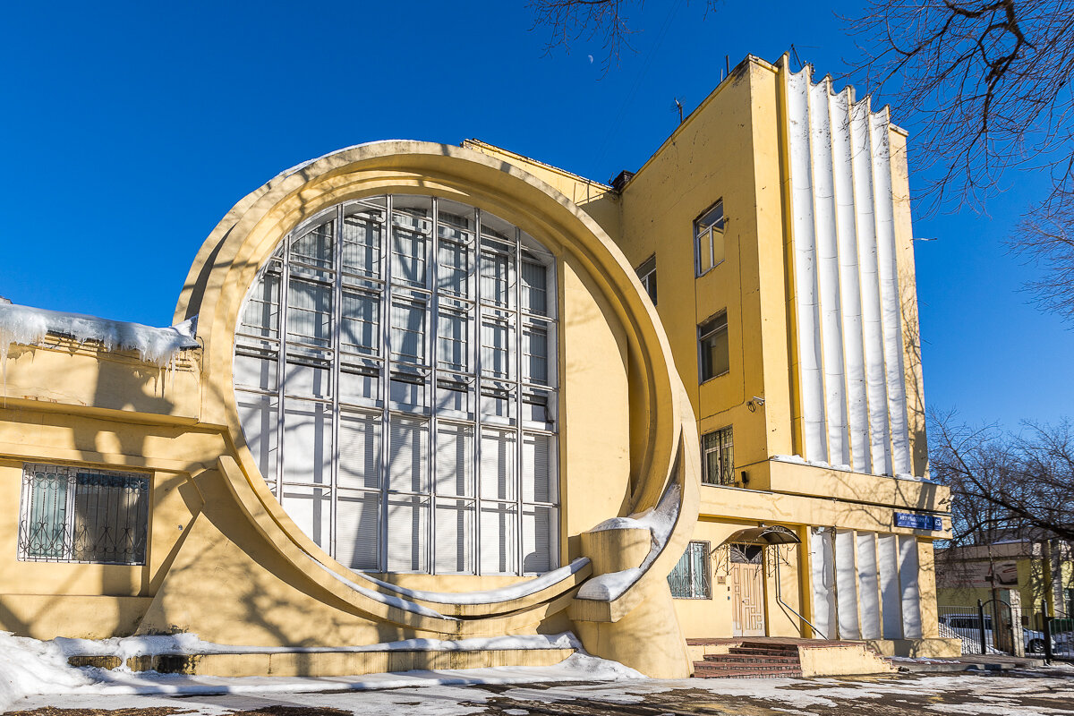 Окно уже давно не работает световым фонарем. Сейчас наглухо забито жалюзями. 