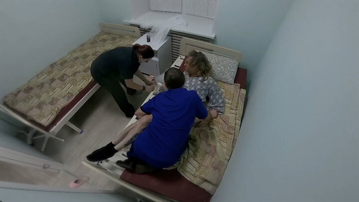 "Меня не выпускают на улицу. Это кошмар! Я начинаю сходить с ума, у меня начинает ехать крыша", – жалуется Гоген на кадрах видео, но после встречи с давней знакомой его настроение заметно улучшается: "Какие люди! Привет!"