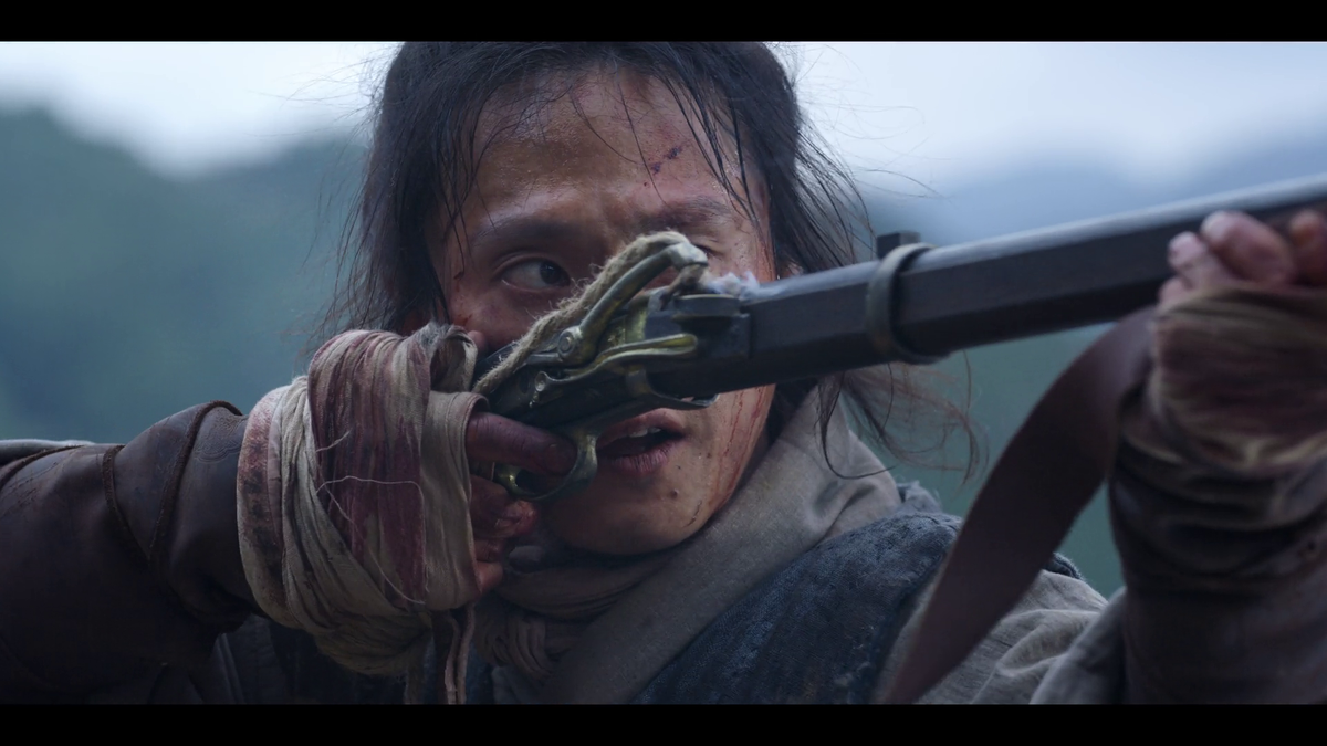 Так нельзя стрелять из аркебузы, солдаты сначала целятся, а потом отводят голову, чтобы вспышкой и вылетевшим пороховым нагаром не повредить глаза.