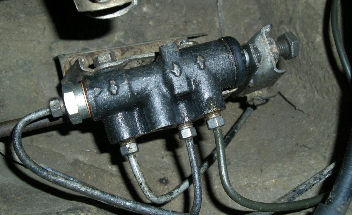 Регулятор давления тормозов ("колдун") ставится под днище автмообиля.