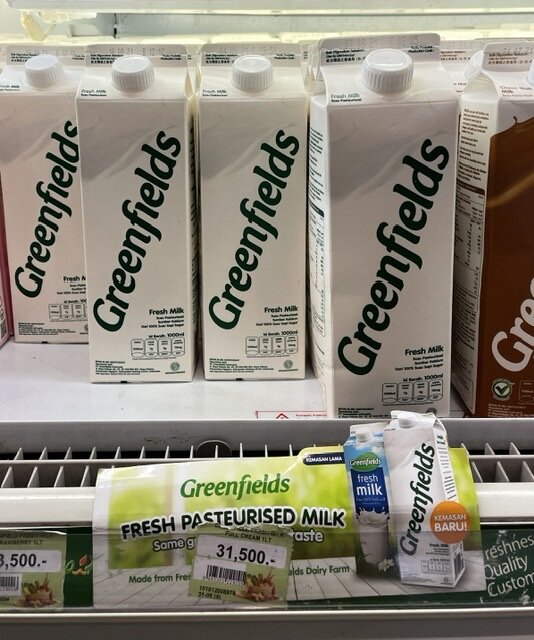 Молоко, на вкус такое же как и у нас.