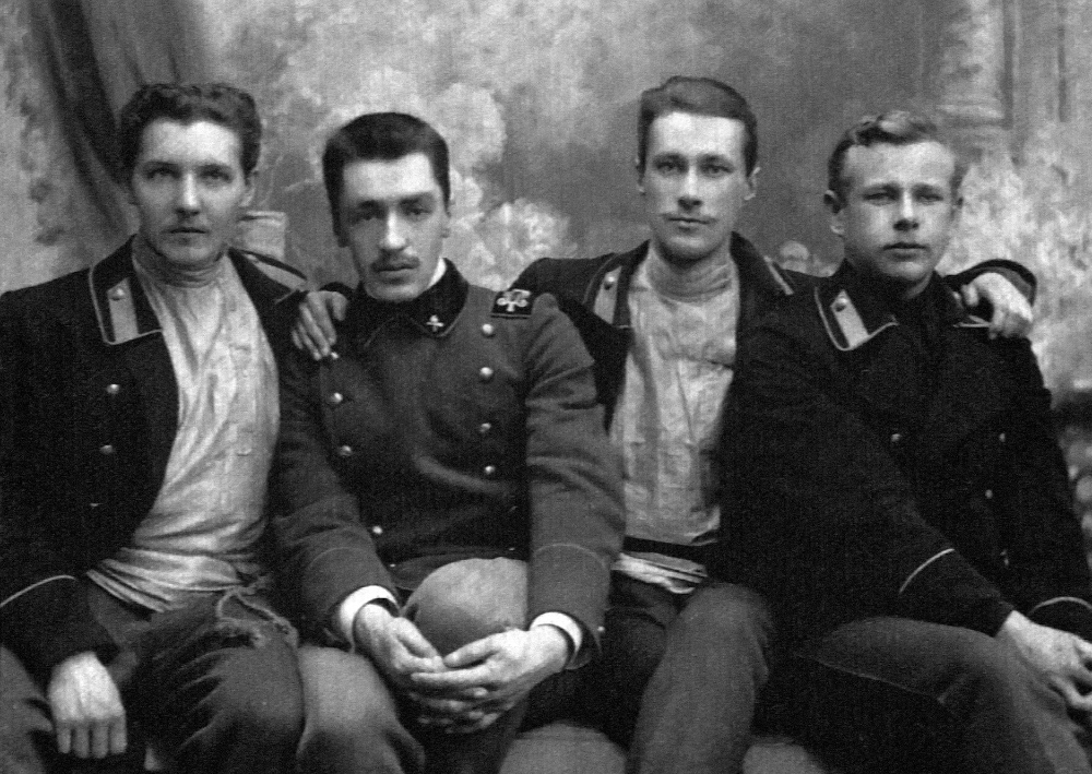 Вячеслав Егоров (второй справа) с товарищами по Петровскому коммерческому училищу. Санкт-Петербург. Около 1910 г.