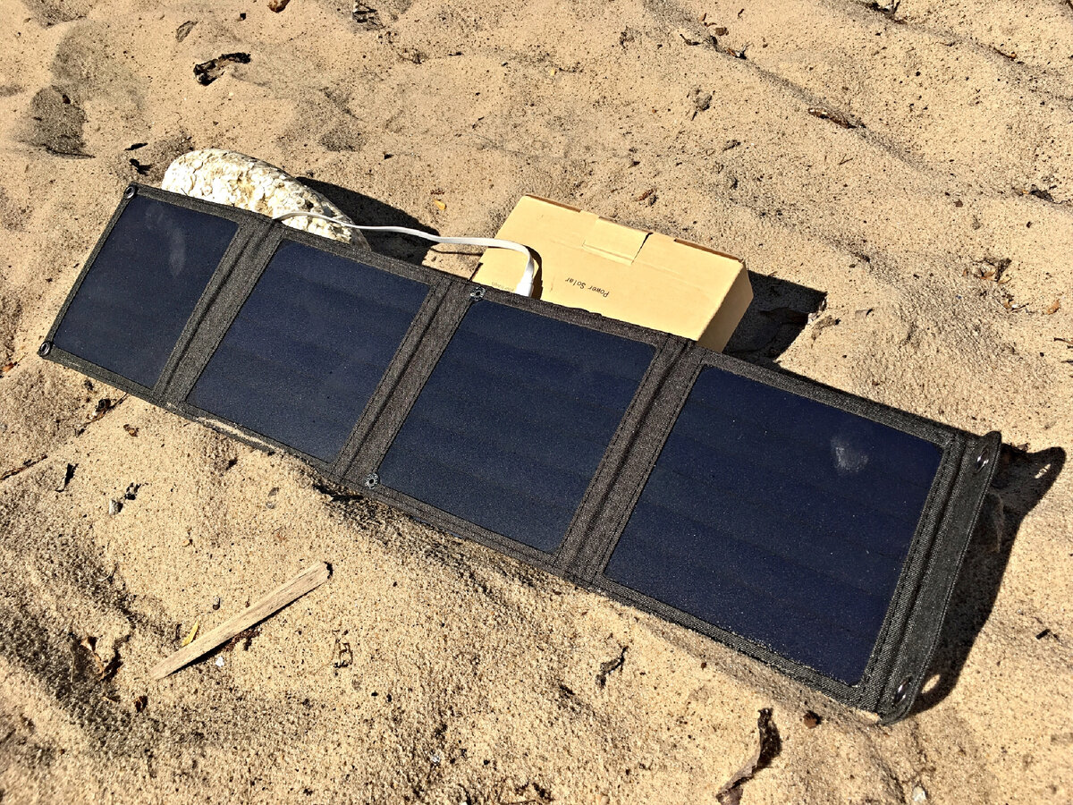 Вот так моя солнечная панелька выглядит в разложенном состоянии. Фото автора 