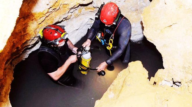 спелеологи в пещере 