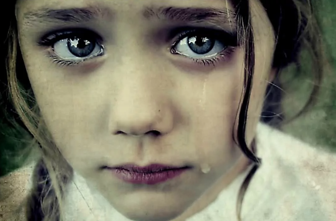 Слезы ребенка. Девочка с грустными глазами. Глаза ребенка. Плачушьея девочка. 10 лет я плачу