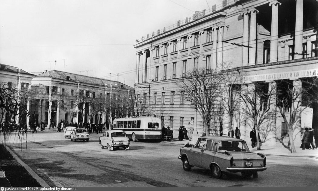 Площадь Лазарева (Революции) 1973– 1975 Ленинский район (Севастополь)
Россия.Севастополь. Площадь Лазарева (бывшая пл.Революции)
Автор:А.Баженов