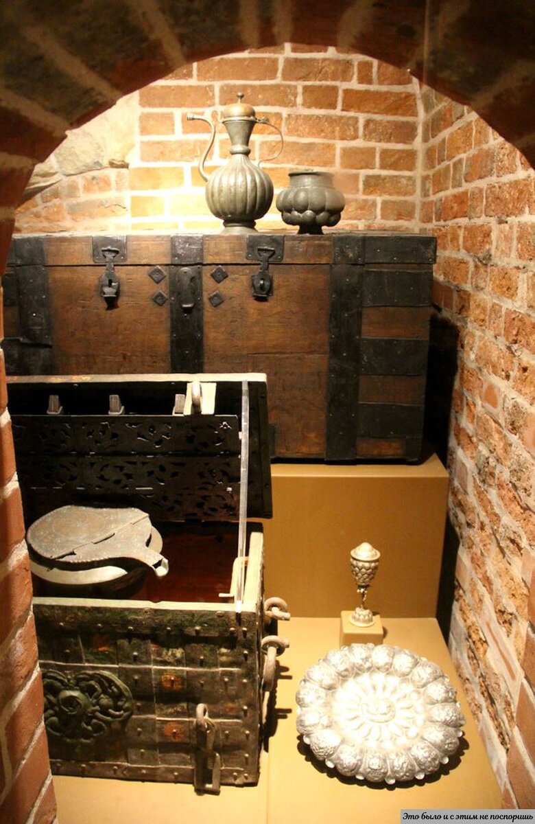 Тайник в стене храма Картинка с ресурса https://clck.ru/WqMe8