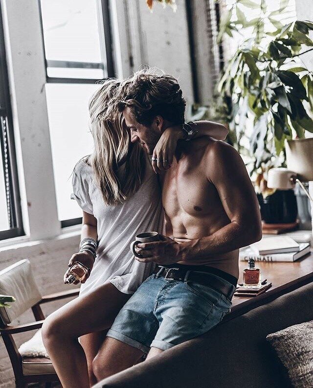 Давайте пофантазируем…  Представьте себе идеального для себя партнера, партнера, которому вы можете доверить свои самые сокровенные желания... Что есть с*е*ксуальность для каждого из нас? Какова наша личная свобода и ее границы в этом вопросе, если большинство из нас даже себе боятся признаться в том, чего действительно хотят? Насколько догмы и правила, вдалбливаемые нам с детства обществом и родителями, в зрелом возрасте мешают нам жить? Сколько женщин и мужчин никогда не испытывают удовольствие с партнером, потому что бояться или не могут, в силу стеснительности, или других психологических затруднений сказать, даже любимому человеку, о том что им действительно нравится, потому что бояться быть не понятыми или осуждаемыми? Не много статистики: "30% женщин испытывают удовольствие редко или никогда. И, лишь, 20% женщин получают удовольствие при каждом половом акте. 95% мужчин заканчивают каждый половой акт семяизвержением. 43% мужчин и 45% женщин мечтают о с*е*ксе на стороне. 51% мужчин признаются партнершам, что во время с*е*кса мечтают о других. 19% мужчин осуждают с*е*кс до брака. 11% населения Земли к 45 годам имеют опыт одн*но*полого с*е*кса. 9% считают себя бис*е*ксуалами. Каждая 5 женщина мечтает попробовать с*е*кс с девушкой. 12% женщин и 23% мужчин относят себя к представителям нетрадиционной ориентации. 28% мужчин и 13% женщин хотя бы раз занимались групповым с*е*ксом. 60% девушек мечтают заняться групповым с*е*ксом. 10% пар в возрасте от 25 до 60 лет менялись партнерами. Около 95% половых актов завершаются полной мужской кульминацией, в остальных случаях наблюдается эякуляция без удовлетворения, либо семяизвержение не происходит. Анонимный опрос показал, что некоторые парни во время с*е*кса симулируют, причем это происходит в 2 раза чаще во время оральных ласк". Почему то никто не проводит исследования на тему того, сколько мужчин не могут достичь удовольствия с женщиной. Как правило, эта проблема вытекает из того же ряда психологических проблем, что и у женщин. Однако, если статистику по женскому удовольствию легко найти в любом поисковике, то проблема мужчин на данном поприще не обсуждается вообще. Рассматривая гипотетическую ситуацию, где мужчина не может достичь удовольствия с партнершей (тут нужно отметить, с любой партнершей, а не конкретной женщиной), и женщина страдает той же проблемой. Что им делать? Нормы и правила, внушаемые с детства, не дают поговорить о данной проблеме, а совет пойти к специалисту они отвергнут в силу гордости. Хотя, казалось бы, читая, со стороны, у любого обывателя, возникнет в голове простой комментарий: «поговорите, выясните, что мешает каждому из вас и устраните проблему. Это же просто!» Любящие люди, путем проб и ошибок, найдут способ, как помочь любимому человеку получать удовольствие и сделать с*е*кс обоюдоприятным. Однако, в реальности, мы сталкиваемся с тем, что никто так не делает. Почти никто, некоторые избранные, прогрессивные пары, достигшие определенного уровня просветления, открытости и доверия смогут поговорить, но… В реальности, какова вероятность, что два таких человека в принципе сойдутся? А, на сколько, меньше вероятность того, что оба окажутся достаточно внутренне сводными, что бы просто сесть и поговорить? Так же рассмотрим гипотетическую ситуацию. Какое количество парней назовут девушку, ну пусть будет, легкодоступной, если в начале отношений, она признается, что мечтает о с*е*ксе с двумя партнерами? А какое количество девушек заклеймят своего мужчину позором, если он, к примеру, сообщит в начале отношений, что удовольствие может достигнуть только при стимуляции, пусть будет, не тех органов, какие предполагаются в общепринятом смысле? Сколько партнеров у женщины считается правильным, что бы она считалась достаточно умелой, но еще не подверженной легкому поведению? Наверное, поэтому никто никому ничего не говорит. И процветает индустрия фильмов, рассчитанных на взрослую публику, на белом свете. Ведь зачем разговаривать, если можно помочь себе самому, правда? 