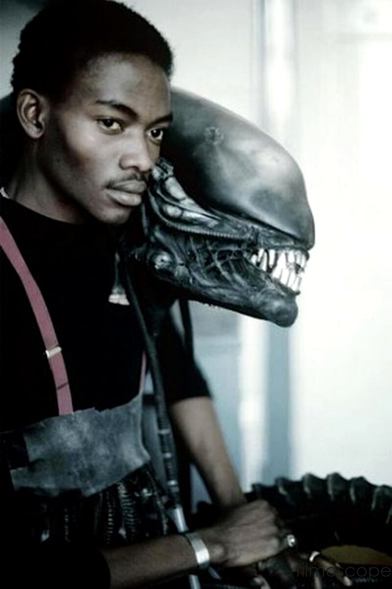 Бадеджо Боладжи с костюмом Чужого